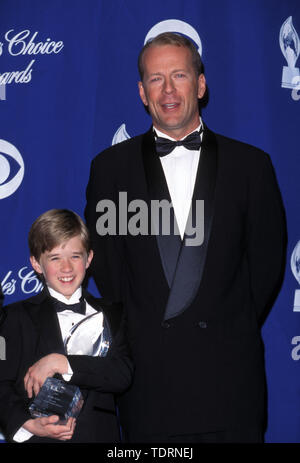 Jan 09, 2000, Los Angeles, CA, USA; Phänomenal junge Schauspieler Haley Joel Osment mit Schauspieler Bruce Willis an der 2000 Menschen Choice Awards. (Bild: © Chris Delmas/ZUMA Draht) Stockfoto