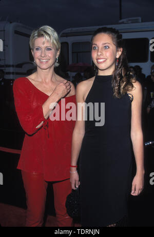 Jan 17, 2000, Los Angeles, CA, USA; Schauspielerin und Sängerin Olivia Newton-john mit ihrer Tochter Chloe an der American Music Awards. (Bild: © Chris Delmas/ZUMA Draht) Stockfoto