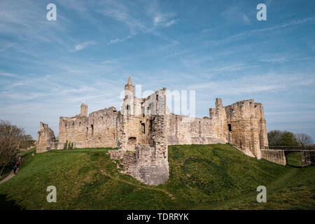 Warkworth Castle, Warkworth, Northumberland, England - 30. April 2019. Der außenwände von Warkworth Castle ein mittelalterliches Gebäude, Gedanken zu haben Stockfoto