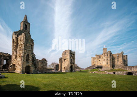 Warkworth Castle, Warkworth, Northumberland, England - 30. April 2019. Der außenwände von Warkworth Castle ein mittelalterliches Gebäude, Gedanken zu haben Stockfoto