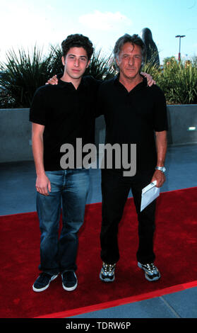 Jun 17, 2000, Los Angeles, CA, USA; Schauspieler DUSTIN HOFFMAN mit seinem Sohn @ Die Oscar De La Hoya vs Sugar Shane Mosley Kampf. (Bild: Â© Chris Delmas/ZUMA Draht) Stockfoto