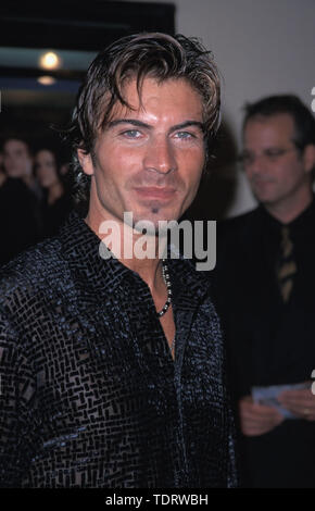 Jun 17, 2000, Los Angeles, CA, USA; Schauspieler VICTOR ALFIERI bei der Premiere von "Die in Menge.". (Bild: Chris Delmas/ZUMA Draht) Stockfoto