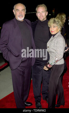 Dez 01, 2000, Los Angeles, Kalifornien, USA; Schauspieler SEAN CONNERY, seine Frau Micheline & ihr Sohn Schauspieler Jason Connery @ der "Forrester" Premiere. (Bild: © Chris Delmas/ZUMA Draht) Stockfoto