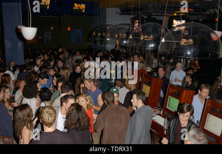 Okt 10, 2001; Los Angeles, CA, USA; Exklusiv! Ambiente @ die "Regeln des Spiels 'wrap Party.. (Bild: Â© Chris Delmas/ZUMA Draht) Stockfoto