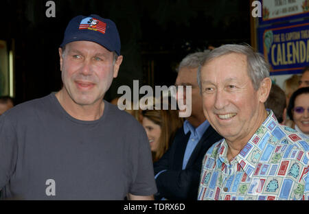 Okt 28, 2001; Los Angeles, CA, USA; (ARCHIVFOTO) MICHAEL EISNER und ROY DISNEY @ die Premiere von 'Monsters Inc.' Heute Dezember 1, 2003 ROY E DISNEY, Vice Chairman der Walt Disney Co. und Neffe des Firmengründers, hat von der Verwaltungsrat trat zurück und sagte der Vorsitzende Michael Eisner sowie zurücktreten sollte, laut Medienberichten. Das Wall Street Journal zitiert einen Brief, in dem Roy Disney Eisner der Führung kritisiert und zitiert ihn: "Es ist meine aufrichtige Überzeugung, dass Du es bist, die verlassen werden sollten und nicht ich.'. (Bild: Chris Delmas/ZUMA Draht) Stockfoto