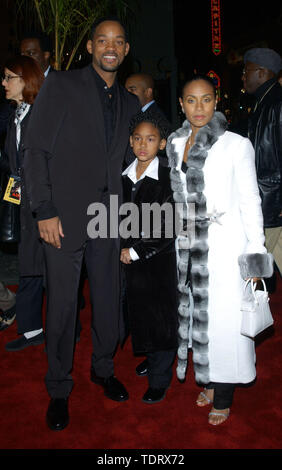 Dez 12, 2001; Hollywood, CA, USA; Schauspieler WILL SMITH + Frau Schauspielerin Jada Pinkett + Sohn Trey @ das LA premiere von 'Ali'@ des Grauman Chinese Theater. (Bild: © Chris Delmas/ZUMA Draht) Stockfoto