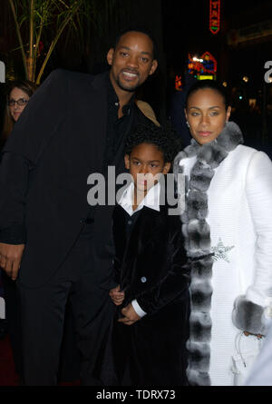 Dez 12, 2001; Hollywood, CA, USA; Schauspieler WILL SMITH + Frau Schauspielerin Jada Pinkett + Sohn Trey @ das LA premiere von 'Ali'@ des Grauman Chinese Theater. (Bild: © Chris Delmas/ZUMA Draht) Stockfoto