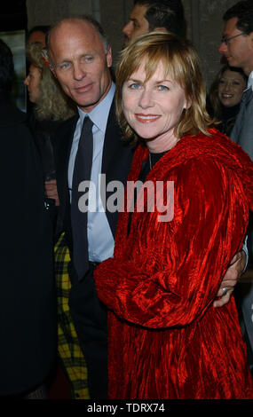 Dez 13, 2001; Beverly Hills, CA, USA; Schauspieler ED HARRIS & Frau Schauspielerin AMY MADIGAN @ das LA premiere von 'A Beautiful Mind' @ die Samuel Goldwyn Theater. (Bild: © Chris Delmas/ZUMA Draht) Stockfoto