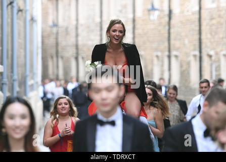 Studenten aus der Universität Cambridge machen sich auf den Weg nach Hause entlang Trinity Lane nach dem Ende des akademischen Jahres an einer Kugel in das Trinity College. Stockfoto