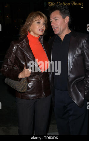 Feb 18, 2002; West Hollywood, CA, USA; die Schauspielerin Raquel Welch + Ehemann RITCHIE PALMER @ die Premiere von 'Dragonfly' statt @ der Directors Guild Theater. (Bild: © Chris Delmas/ZUMA Draht) Stockfoto