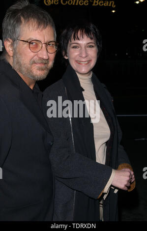 Feb 18, 2002; West Hollywood, CA, USA; Schauspielerin Amanda Plummer + Regisseur Tobe Hooper @ die Premiere von 'Dragonfly' statt @ der Directors Guild Theater. (Bild: © Chris Delmas/ZUMA Draht) Stockfoto