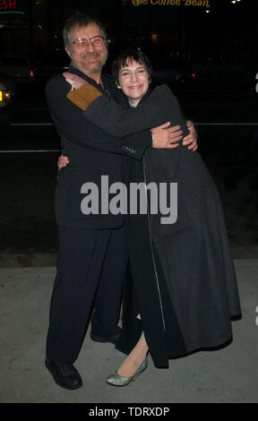 Feb 18, 2002; West Hollywood, CA, USA; Schauspielerin Amanda Plummer + Regisseur Tobe Hooper @ die Premiere von 'Dragonfly' statt @ der Directors Guild Theater. (Bild: © Chris Delmas/ZUMA Draht) Stockfoto