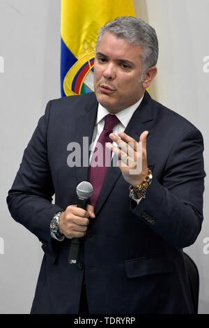 London, Großbritannien. 17 Juni, 2019. Der kolumbianische Präsident Ivan Duque ist gesehen, die Beantwortung von Fragen aus dem Assistenten der Fall an der Southbank University, London. Kolumbianische Gemeinschaft treffen sich in South Bank University mit der kolumbianische Präsident Ivan Duque als Teil der offiziellen Besuch in London. Assistenten der Tagung gestellte Fragen an den Präsidenten über Fracking, Umweltfragen, den Friedensprozess Umsetzung und die Befragung die Gefahr, dass soziale Führer sind im Land. Außerhalb der Southbank University Demonstranten versammelt, um gegen die kolumbianische Präsident Ivan Duque Besuch in London zu protestieren Stockfoto