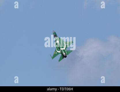 Paris, Frankreich. 17 Juni, 2019. Ein JF-17 Thunder aus der Pakistanischen Luftwaffe führt während eines Fluges Anzeige auf der 53. Internationalen Paris Air Show in Le Bourget Airport in der Nähe von Paris, Frankreich, 17. Juni 2019 statt. Die JF-17 Thunder wurde gemeinsam durch China und Pakistan entwickelt. Credit: Gao Jing/Xinhua/Alamy leben Nachrichten Stockfoto