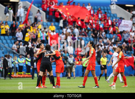 Le Havre, Frankreich. 17 Juni, 2019. Spieler aus China feiern, nachdem die Gruppe B Übereinstimmung zwischen China und Spanien im Jahr 2019 die FIFA Frauen-WM in Le Havre, Frankreich, 17. Juni 2019. Credit: Shan Yuqi/Xinhua/Alamy leben Nachrichten Stockfoto