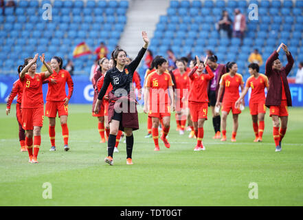 Le Havre, Frankreich. 17 Juni, 2019. Spieler von China begrüße die Fans nach der Gruppe B Übereinstimmung zwischen China und Spanien im Jahr 2019 die FIFA Frauen-WM in Le Havre, Frankreich, 17. Juni 2019. Credit: Shan Yuqi/Xinhua/Alamy leben Nachrichten Stockfoto