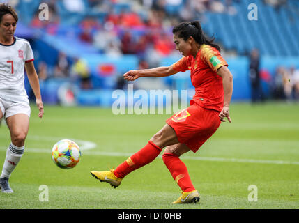 Le Havre, Frankreich. 17 Juni, 2019. Gu Yasha (R) von China konkurriert bei der Gruppe B Übereinstimmung zwischen China und Spanien im Jahr 2019 die FIFA Frauen-WM in Le Havre, Frankreich, 17. Juni 2019. Credit: Shan Yuqi/Xinhua/Alamy leben Nachrichten Stockfoto