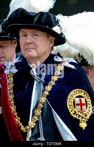 Windsor, Großbritannien. 17 Juni, 2019. König Willem-Alexander die Teilnahme an der Prozession von der Strumpfband Ritter und Damen nach St. George's Chapel auf Schloss Windsor in Windsor, am 17. Juni 2019, König Willem-Alexander und König Felipe sind von Ihrer Majestät Königin Elizabeth II. in den edlen Auftrag des Strumpfband installiert. Während der jährlichen Zeremonie, die Sie als überzähligen Ritter der Strumpfband Foto: Albert Nieboer/Niederlande/Point de Vue | Quelle: dpa Picture alliance/Alamy Leben Nachrichten installiert sind Stockfoto