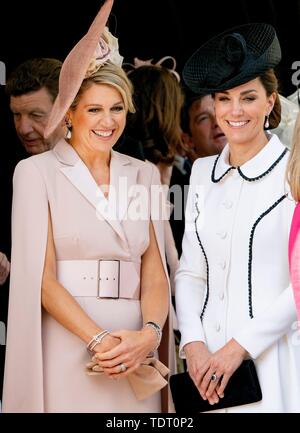 Windsor, Großbritannien. 17 Juni, 2019. Queen Maxima und Prinzessin Kate die Teilnahme an der Prozession von der Strumpfband Ritter und Damen nach St. George's Chapel auf Schloss Windsor in Windsor, am 17. Juni 2019, König Willem-Alexander und König Felipe sind von Ihrer Majestät Königin Elizabeth II. in den edlen Auftrag des Strumpfband installiert. Während der jährlichen Zeremonie, die Sie als überzähligen Ritter der Strumpfband Foto: Albert Nieboer/Niederlande/Point de Vue | Quelle: dpa Picture alliance/Alamy Leben Nachrichten installiert sind Stockfoto