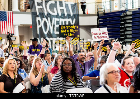 Washington, United States. 17 Juni, 2019. Anhänger gesehen, Plakate in den Armen des sittlichen Handelns Kongress Ort an der Trinity Washington University in Washington, DC. Credit: SOPA Images Limited/Alamy leben Nachrichten Stockfoto