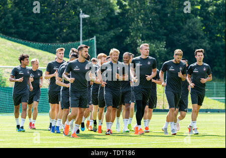 Aue, Deutschland. 17 Juni, 2019. 2. Fussball Bundesliga, Ausbildung kick-off FC Erzgebirge Aue. Die Spieler laufen über den Trainingsplatz. Credit: Robert Michael/dpa-Zentralbild/dpa - WICHTIGER HINWEIS: In Übereinstimmung mit den Anforderungen der DFL Deutsche Fußball Liga oder der DFB Deutscher Fußball-Bund ist es untersagt, zu verwenden oder verwendet Fotos im Stadion und/oder das Spiel in Form von Bildern und/oder Videos - wie Foto Sequenzen getroffen haben./dpa/Alamy leben Nachrichten Stockfoto