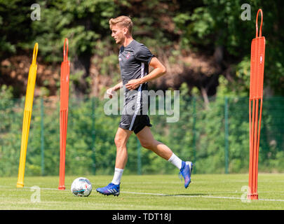 Aue, Deutschland. 17 Juni, 2019. 2. Fussball Bundesliga, Ausbildung kick-off FC Erzgebirge Aue. Newcomer Christoph Daferner spielt den Ball. Credit: Robert Michael/dpa-Zentralbild/dpa - WICHTIGER HINWEIS: In Übereinstimmung mit den Anforderungen der DFL Deutsche Fußball Liga oder der DFB Deutscher Fußball-Bund ist es untersagt, zu verwenden oder verwendet Fotos im Stadion und/oder das Spiel in Form von Bildern und/oder Videos - wie Foto Sequenzen getroffen haben./dpa/Alamy leben Nachrichten Stockfoto