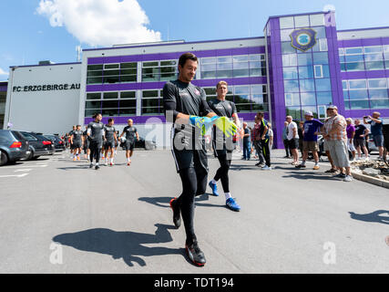 Aue, Deutschland. 17 Juni, 2019. 2. Fussball Bundesliga, Ausbildung kick-off FC Erzgebirge Aue. Torwart Torwart Martin Männel läuft auf dem Trainingsplatz. Credit: Robert Michael/dpa-Zentralbild/dpa - WICHTIGER HINWEIS: In Übereinstimmung mit den Anforderungen der DFL Deutsche Fußball Liga oder der DFB Deutscher Fußball-Bund ist es untersagt, zu verwenden oder verwendet Fotos im Stadion und/oder das Spiel in Form von Bildern und/oder Videos - wie Foto Sequenzen getroffen haben./dpa/Alamy leben Nachrichten Stockfoto