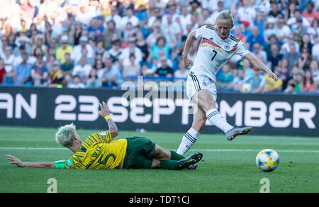 Montpellier, Frankreich. 17 Juni, 2019. Fußball, Frauen: WM, Südafrika - Deutschland, Vorrunde, Gruppe B, Spieltag 3, Stade de la Mosson: Südafrikas Janine Van Wyk (l) im Zweikampf mit Deutschlands Lea Schüller. Foto: Sebastian Gollnow/dpa Quelle: dpa Picture alliance/Alamy leben Nachrichten Stockfoto