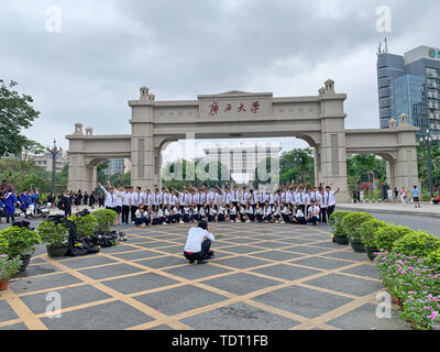 Guangxi, Guangxi, China. Juni, 2019 18. Guangxi, China - 18. Juni 2019: (redaktionelle Verwendung. CHINA) Absolventen der Guangxi University ihren Abschluss Fotos auf dem Campus nehmen. abschlussfeier Saison, dem Campus Absolventen besetzt shooting Individuelle staffelung Fotos, einem wunderschönen Campus Landschaft geworden. Kursteilnehmer in der Schule lehre Gebäude, Spielplätze, Klassenzimmer und andere vertraute Campus Szenen, verschiedene Formen und Körperhaltung, die Jahre in der Hochschule mit Fotos zu gedenken. Credit: SIPA Asien/ZUMA Draht/Alamy leben Nachrichten Stockfoto