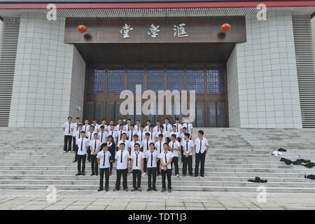 Guangxi, Guangxi, China. Juni, 2019 18. Guangxi, China - 18. Juni 2019: (redaktionelle Verwendung. CHINA) Absolventen der Guangxi University ihren Abschluss Fotos auf dem Campus nehmen. abschlussfeier Saison, dem Campus Absolventen besetzt shooting Individuelle staffelung Fotos, einem wunderschönen Campus Landschaft geworden. Kursteilnehmer in der Schule lehre Gebäude, Spielplätze, Klassenzimmer und andere vertraute Campus Szenen, verschiedene Formen und Körperhaltung, die Jahre in der Hochschule mit Fotos zu gedenken. Credit: SIPA Asien/ZUMA Draht/Alamy leben Nachrichten Stockfoto