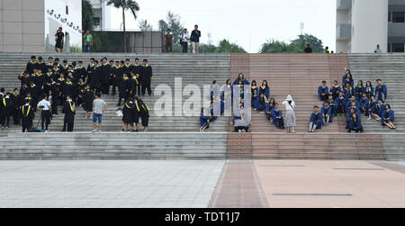 Guangxi, Guangxi, China. Juni, 2019 18. Guangxi, China - 18. Juni 2019: (redaktionelle Verwendung. CHINA) Absolventen der Guangxi University ihren Abschluss Fotos auf dem Campus nehmen. abschlussfeier Saison, dem Campus Absolventen besetzt shooting Individuelle staffelung Fotos, einem wunderschönen Campus Landschaft geworden. Kursteilnehmer in der Schule lehre Gebäude, Spielplätze, Klassenzimmer und andere vertraute Campus Szenen, verschiedene Formen und Körperhaltung, die Jahre in der Hochschule mit Fotos zu gedenken. Credit: SIPA Asien/ZUMA Draht/Alamy leben Nachrichten Stockfoto