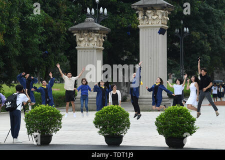 Guangxi, Guangxi, China. Juni, 2019 18. Guangxi, China - 18. Juni 2019: (redaktionelle Verwendung. CHINA) Absolventen der Guangxi University ihren Abschluss Fotos auf dem Campus nehmen. abschlussfeier Saison, dem Campus Absolventen besetzt shooting Individuelle staffelung Fotos, einem wunderschönen Campus Landschaft geworden. Kursteilnehmer in der Schule lehre Gebäude, Spielplätze, Klassenzimmer und andere vertraute Campus Szenen, verschiedene Formen und Körperhaltung, die Jahre in der Hochschule mit Fotos zu gedenken. Credit: SIPA Asien/ZUMA Draht/Alamy leben Nachrichten Stockfoto