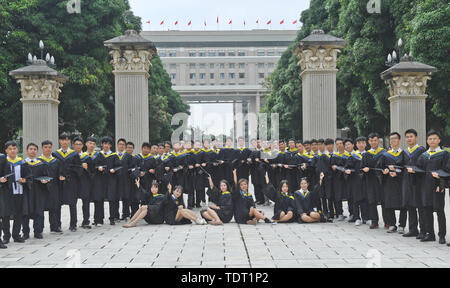 Guangxi, Guangxi, China. Juni, 2019 18. Guangxi, China - 18. Juni 2019: (redaktionelle Verwendung. CHINA) Absolventen der Guangxi University ihren Abschluss Fotos auf dem Campus nehmen. abschlussfeier Saison, dem Campus Absolventen besetzt shooting Individuelle staffelung Fotos, einem wunderschönen Campus Landschaft geworden. Kursteilnehmer in der Schule lehre Gebäude, Spielplätze, Klassenzimmer und andere vertraute Campus Szenen, verschiedene Formen und Körperhaltung, die Jahre in der Hochschule mit Fotos zu gedenken. Credit: SIPA Asien/ZUMA Draht/Alamy leben Nachrichten Stockfoto