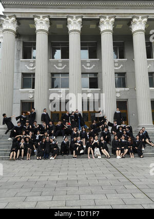 Guangxi, Guangxi, China. Juni, 2019 18. Guangxi, China - 18. Juni 2019: (redaktionelle Verwendung. CHINA) Absolventen der Guangxi University ihren Abschluss Fotos auf dem Campus nehmen. abschlussfeier Saison, dem Campus Absolventen besetzt shooting Individuelle staffelung Fotos, einem wunderschönen Campus Landschaft geworden. Kursteilnehmer in der Schule lehre Gebäude, Spielplätze, Klassenzimmer und andere vertraute Campus Szenen, verschiedene Formen und Körperhaltung, die Jahre in der Hochschule mit Fotos zu gedenken. Credit: SIPA Asien/ZUMA Draht/Alamy leben Nachrichten Stockfoto