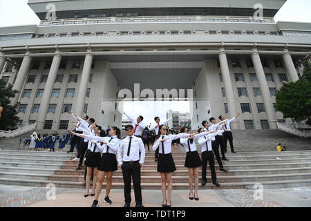 Guangxi, Guangxi, China. Juni, 2019 18. Guangxi, China - 18. Juni 2019: (redaktionelle Verwendung. CHINA) Absolventen der Guangxi University ihren Abschluss Fotos auf dem Campus nehmen. abschlussfeier Saison, dem Campus Absolventen besetzt shooting Individuelle staffelung Fotos, einem wunderschönen Campus Landschaft geworden. Kursteilnehmer in der Schule lehre Gebäude, Spielplätze, Klassenzimmer und andere vertraute Campus Szenen, verschiedene Formen und Körperhaltung, die Jahre in der Hochschule mit Fotos zu gedenken. Credit: SIPA Asien/ZUMA Draht/Alamy leben Nachrichten Stockfoto