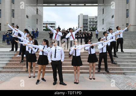 Guangxi, Guangxi, China. Juni, 2019 18. Guangxi, China - 18. Juni 2019: (redaktionelle Verwendung. CHINA) Absolventen der Guangxi University ihren Abschluss Fotos auf dem Campus nehmen. abschlussfeier Saison, dem Campus Absolventen besetzt shooting Individuelle staffelung Fotos, einem wunderschönen Campus Landschaft geworden. Kursteilnehmer in der Schule lehre Gebäude, Spielplätze, Klassenzimmer und andere vertraute Campus Szenen, verschiedene Formen und Körperhaltung, die Jahre in der Hochschule mit Fotos zu gedenken. Credit: SIPA Asien/ZUMA Draht/Alamy leben Nachrichten Stockfoto