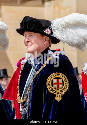 König Willem-Alexander die Teilnahme an der Prozession von der Strumpfband Ritter und Damen nach St. George's Chapel auf Schloss Windsor in Windsor, am 17. Juni 2019, König Willem-Alexander und König Felipe sind von Ihrer Majestät Königin Elizabeth II. in den edlen Auftrag des Strumpfband installiert. Während der jährlichen Zeremonie sie installiert sind, wie überzählige Ritter der Strumpfband Foto: Albert Nieboer/Niederlande/Point de Vue | Stockfoto