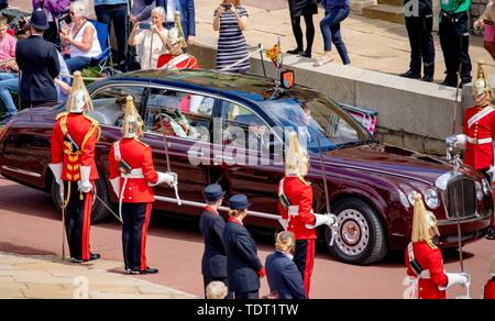 Königin Elizabeth II. die Teilnahme an der Prozession von der Strumpfband Ritter und Damen nach St. George's Chapel auf Schloss Windsor in Windsor, am 17. Juni 2019, König Willem-Alexander und König Felipe sind von Ihrer Majestät Königin Elizabeth II. in den edlen Auftrag des Strumpfband installiert. Während der jährlichen Zeremonie sie installiert sind, wie überzählige Ritter der Strumpfband Foto: Albert Nieboer/Niederlande/Point de Vue | Stockfoto