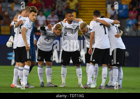 Team Foto, Team, Team, Foto, Spieler Schwarm, bevor das Spiel beginnt. v. li: Maximilian EGGESTEIN (GER), Arne MAIER (GER), Benjamin HENRICHS (GER), Timo BAUMGARTL (GER). Aktion. Deutschland (GER) - Daenemark (DEN) 3-1, an 17.06.2019 Stadio Friuli Udine. Fußball U-21, der UEFA unter 21 Europameisterschaft in Italien / SanMarino vom 16.-30.06.2019. | Verwendung weltweit Stockfoto