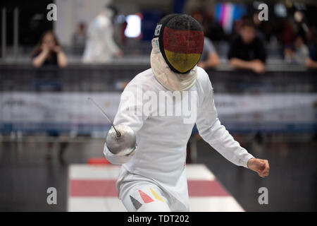 Düsseldorf, Deutschland. Juni, 2019 18. Fechten: Europäische Meisterschaft: Degen, single, Männer, Vorrunde: Bellmann (Deutschland) - Postma (Niederlande): Lukas Bellmann in Aktion. Credit: Federico Gambarini/dpa/Alamy leben Nachrichten Stockfoto