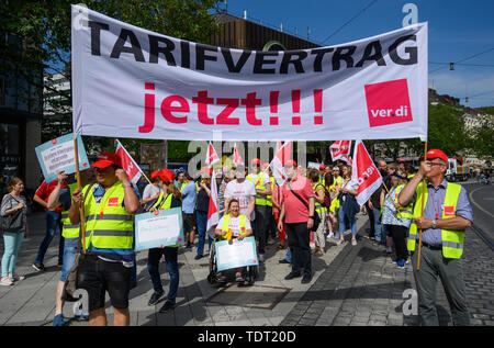 Hannover, Deutschland. Juni, 2019 18. Die Mitarbeiter der Commerzbank, Deutsche Bank, LBS-Nord, NBank und die Sparkasse Bremen, unter anderem, in den Streik gehen nach einem Anruf von der Gewerkschaft Verdi. Verdi fordert 6 Prozent mehr Lohn, sechs bezahlte freie Tage pro Jahr und einen verbindlichen Anspruch auf Weiterbildung für die rund 200.000 Angestellten im ganzen Land. Credit: Christophe Kirschtorte/dpa/Alamy leben Nachrichten Stockfoto