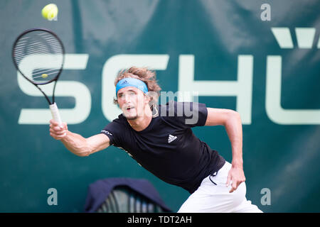 Alexander Zverev (GER) mit Kugel, Single Action mit Kugel, Aktion, halb Bild, halb Abbildung, Tennis, 27 NOVENTI Open 2019 ATP World Tour am 17.06.2019 in Halle (Westf.)/Deutschland. | Verwendung weltweit Stockfoto