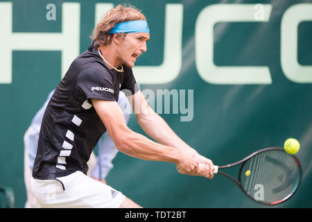 Alexander Zverev (GER) mit Kugel, Single Action mit Kugel, Aktion, halb Bild, halb Abbildung, Tennis, 27 NOVENTI Open 2019 ATP World Tour am 17.06.2019 in Halle (Westf.)/Deutschland. | Verwendung weltweit Stockfoto