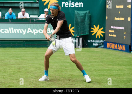 Alexander Zverev (GER) mit Kugel, Single Action mit Kugel, Aktion, vollständige Abbildung, Tennis, 27 NOVENTI Open 2019 ATP World Tour am 17.06.2019 in Halle (Westf.)/Deutschland. | Verwendung weltweit Stockfoto