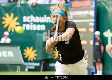 Alexander Zverev (GER) mit Kugel, Single Action mit Kugel, Aktion, halb Bild, halb Abbildung, Tennis, 27 NOVENTI Open 2019 ATP World Tour am 17.06.2019 in Halle (Westf.)/Deutschland. | Verwendung weltweit Stockfoto