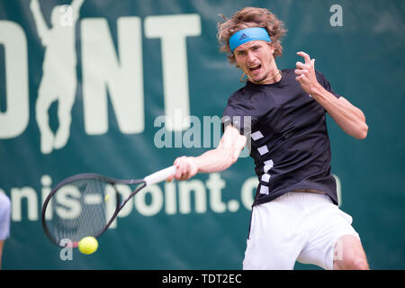 Alexander Zverev (GER) mit Kugel, Single Action mit Kugel, Aktion, halb Bild, halb Abbildung, Tennis, 27 NOVENTI Open 2019 ATP World Tour am 17.06.2019 in Halle (Westf.)/Deutschland. | Verwendung weltweit Stockfoto