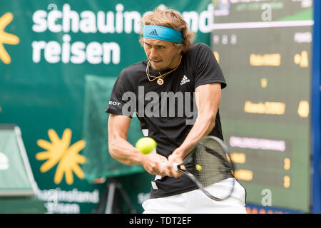 Alexander Zverev (GER) mit Kugel, Single Action mit Kugel, Aktion, halb Bild, halb Abbildung, Tennis, 27 NOVENTI Open 2019 ATP World Tour am 17.06.2019 in Halle (Westf.)/Deutschland. | Verwendung weltweit Stockfoto