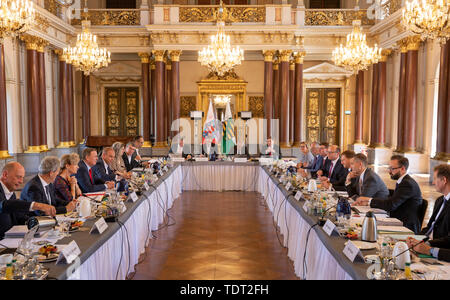 Altenburg, Deutschland. Juni, 2019 18. Die Mitglieder des Kabinetts von Sachsen (r) und Thüringen sitzen einander gegenüber zu Beginn der gemeinsamen Sitzung der Landesregierungen von Sachsen und Thüringen. Themen der Kabinettssitzung wird gemeinsame Strategien zum Handeln gegen den Rockkonzerten und Forderungen für die Schaffung gleichwertiger Lebensbedingungen gehören. Quelle: Michael Reichel/dpa/Alamy leben Nachrichten Stockfoto