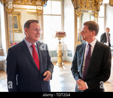 Altenburg, Deutschland. Juni, 2019 18. Bodo Ramelow (Die Linke), Ministerpräsident von Thüringen, und Michael Kretschmer (CDU), Ministerpräsident von Sachsen, treffen sich vor Beginn der gemeinsamen Sitzung der Landesregierungen von Sachsen und Thüringen. Themen der Kabinettssitzung wird gemeinsame Strategien zum Handeln gegen den Rockkonzerten und Forderungen für die Schaffung gleichwertiger Lebensbedingungen gehören. Quelle: Michael Reichel/dpa/Alamy leben Nachrichten Stockfoto