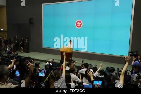 Hongkong, China. Juni, 2019 18. Lokale und internationale Reporter heben die Hände in einer Hoffnung, Chief Executive der SAR HONGKONG Carrie Lam bei der Pressekonferenz auf die Frage heute Nachmittag. Juni-18, 2019 Hong Kong. ZUMA/Liau Chung-ren Credit: Liau Chung-ren/ZUMA Draht/Alamy leben Nachrichten Stockfoto